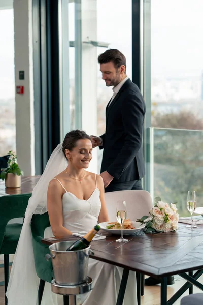 Retrato Amantes Sorridentes Noivo Cuida Noiva Recém Casados Casamento Restaurante — Fotografia de Stock