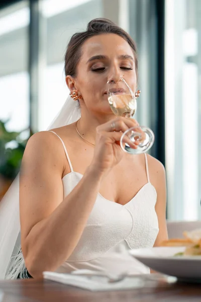 シャンパンのグラスで愛のお祝いの間にレストランで結婚式で美しい笑顔の花嫁の肖像画 — ストック写真