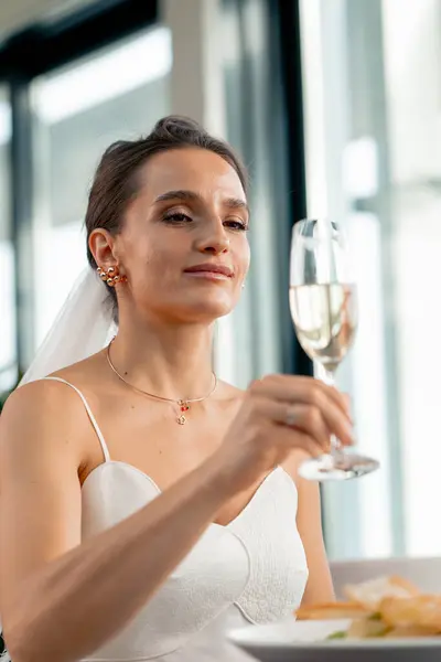 Portrett Vakker Smilende Brud Bryllup Restaurant Kjærlighetsfeiring Med Glass Champagne – stockfoto