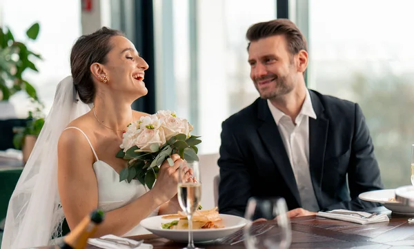 Porträtt Leende Brud Och Brudgum Kärlek Nygifta Bröllop Restaurang Firandet — Stockfoto