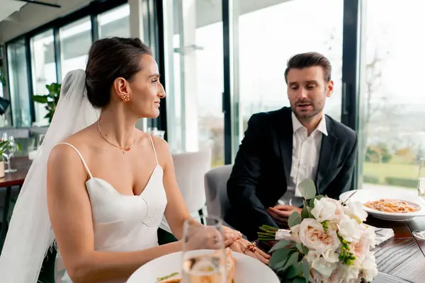 Retrato Noiva Sorridente Noivo Amor Recém Casados Casamento Restaurante Durante — Fotografia de Stock