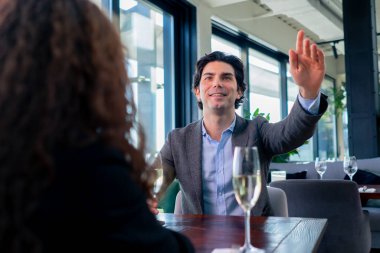 Bir işadamı, seçkin bir kurumda konukseverlik ve hizmet için bir garson çağırır.