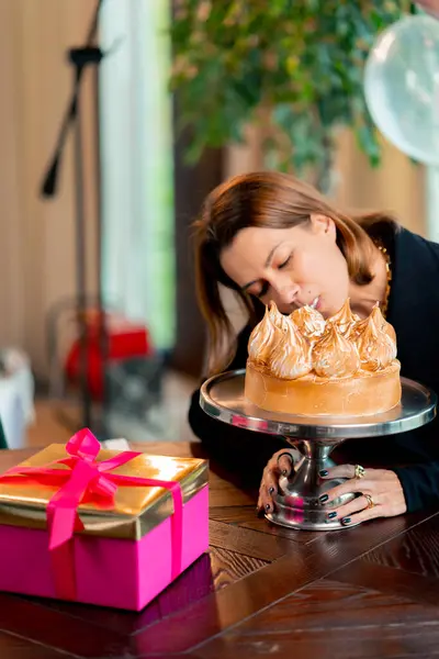 Portrait Joyeux Anniversaire Fille Mordant Gâteau Célébration Pendant Restaurant Fête — Photo
