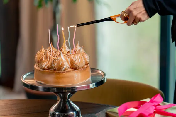 在餐馆举行的生日庆祝活动中 一个美味的开胃蛋糕的特写点燃了蜡烛 — 图库照片