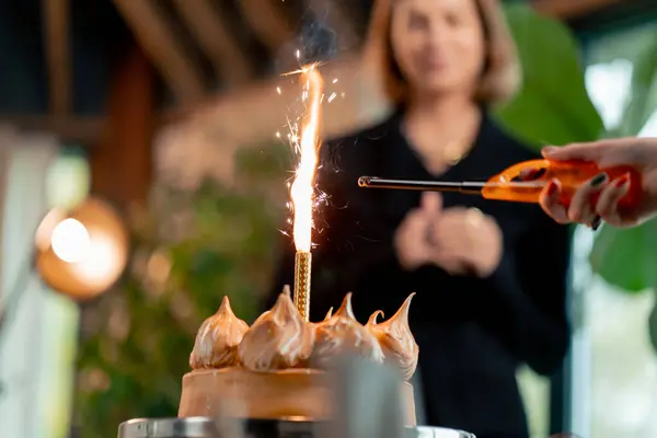 在餐馆举行的生日庆祝活动中 一个美味的开胃蛋糕的特写点燃了蜡烛 — 图库照片