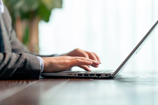 Nahaufnahme Der Männlichen Hände Des Geschäftsmannes Drücken Laptop Tastatur Freelancer — Stockfoto