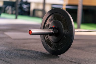 Spor kulübünde spor plakalı bir halterin yakın çekimi.