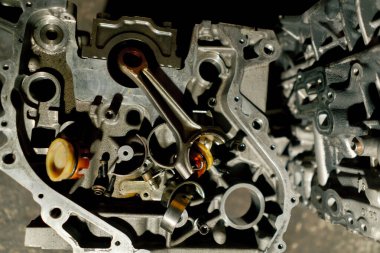 Benzin istasyonunda bir piston ve krank milinin başındaki arabadan sökülmüş diğer parçalar var.