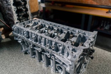 Otomatik mekanik süspansiyonun yedek parçalarının masaüstündeki pistonların krank mili seti