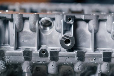 Otomatik mekanik süspansiyonun yedek parçalarının masaüstündeki pistonların krank milini kapat