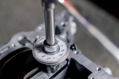 Ustanın elindeki bir benzin istasyonunda cıvataları cıvatalarla sıkan bir cihaz var.