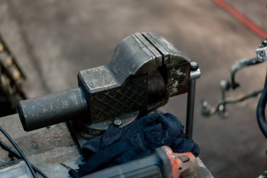 Eski paslı bir kıskacın benzincideki parçaları için yakın plan bir tamir aracı