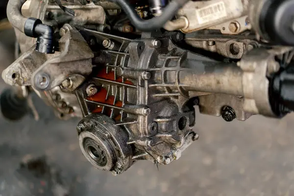 在一个加油站 一个生锈的脏发动机的细节正在修理发动机的螺栓和阀门 — 图库照片