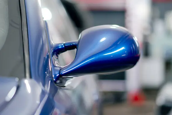 特写在宝马侧面镜的一个加油站 深蓝色的洗得发亮的金属 — 图库照片