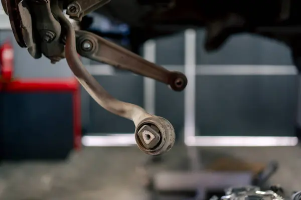 加油站金属轮架上生锈的刹车片的特写 — 图库照片