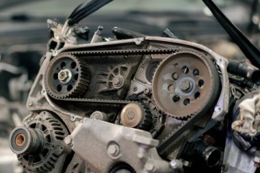 Benzin istasyonunda paslı kirli bir motorla ilgili bir detay var. Piston için demir bir ray.