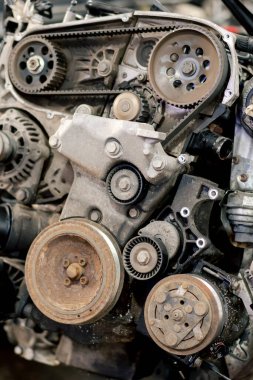 Bir benzin istasyonunda paslı bir motorun ayrıntıları tamir ediliyor motor cıvataları ve vanalar.