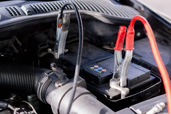 Close Service Station Battery Car Tongs Connected Charging Battery — Stock Photo, Image