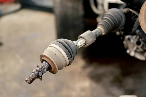 特写在加油站 一个铁锈的零件从发动机的汽车上伸出来 — 图库照片
