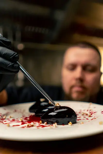 Nahaufnahme Einer Professionellen Küche Dekoriert Der Koch Schwarzen Handschuhen Das — Stockfoto