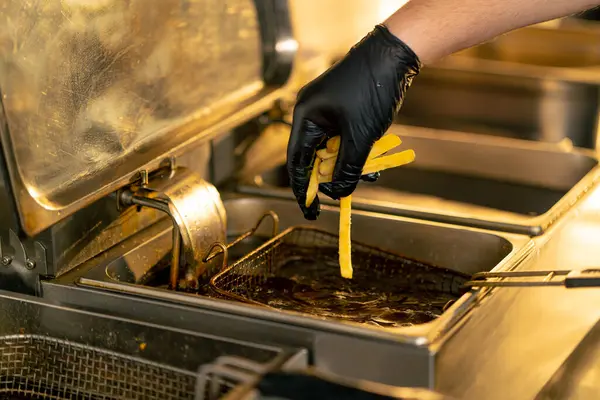 Närbild Ett Professionellt Kök Kock Svarta Handskar Sätter Pommes Frites — Stockfoto