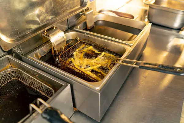 Uma Cozinha Profissional Fritando Batatas Fritas Óleo Uma Fritadeira — Fotografia de Stock