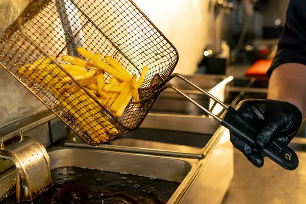 Profesyonel Mutfakta Yakın Plan Çekimde Şef Kızartmaları Kızartma Makinesinden Çıkarır — Stok fotoğraf