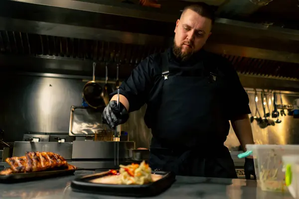 Een Professionele Keuken Legt Chef Kok Ribbetjes Het Bord Bij — Stockfoto