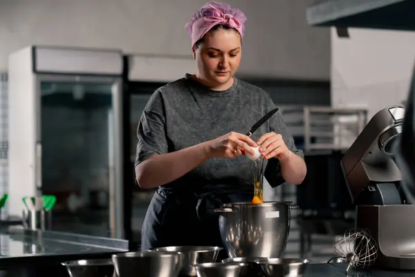 Ett Professionellt Kök Över Ett Järnbord Bagare Bryter Ett Ägg — Stockfoto