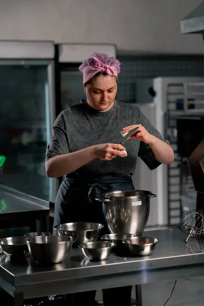 Ett Professionellt Kök Över Ett Järnbord Bagare Bryter Ett Ägg — Stockfoto