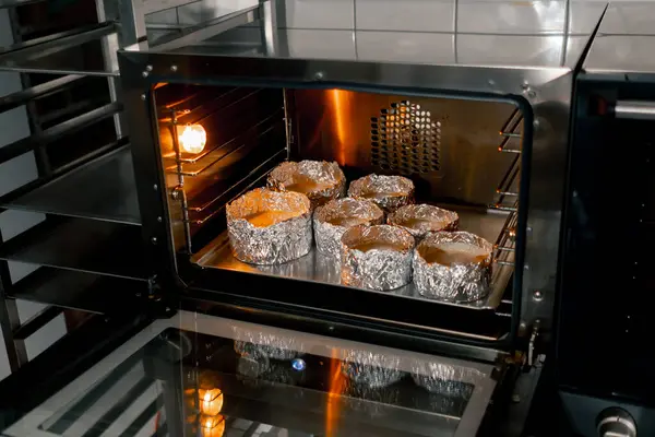 Profesyonel Bir Mutfakta Yüksek Sıcaklıklarda Kek Pişirmek Için Kalıplar Vardır — Stok fotoğraf