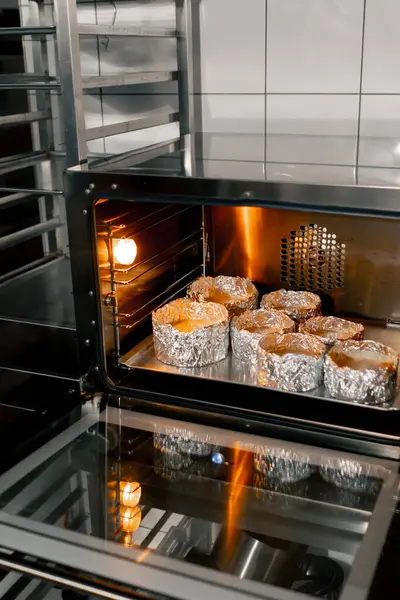 Profesyonel Bir Mutfakta Yüksek Sıcaklıklarda Kek Pişirmek Için Kalıplar Vardır — Stok fotoğraf