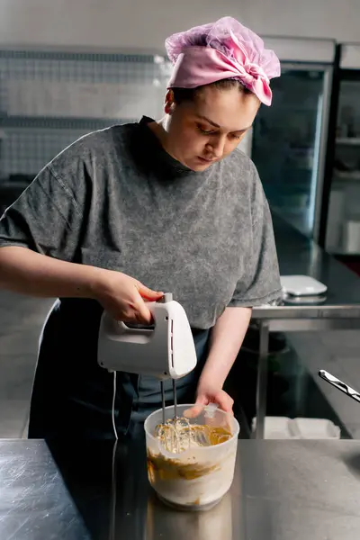 Profesyonel Bir Mutfakta Kadın Fırıncı Krema Için Çırpılmış Çırpılmış Krema — Stok fotoğraf