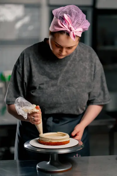 Profesyonel Bir Mutfakta Kadın Fırıncı Pastadan Kremayı Sünger Kekine Koyar — Stok fotoğraf