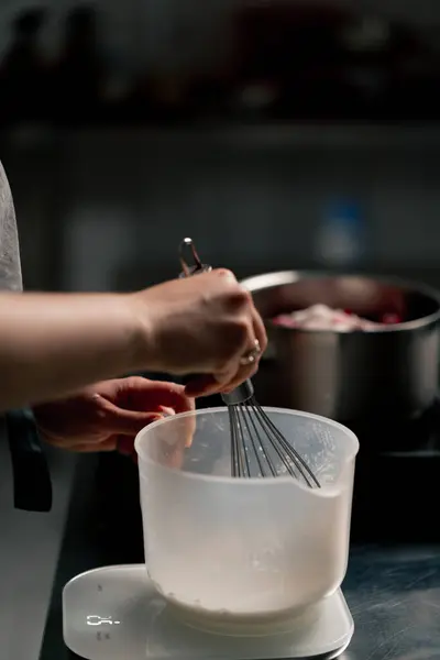 Profesyonel Bir Mutfakta Şeffaf Bir Konteynırda Çırpma Makinesiyle Hamur Kırbaçlayan — Stok fotoğraf