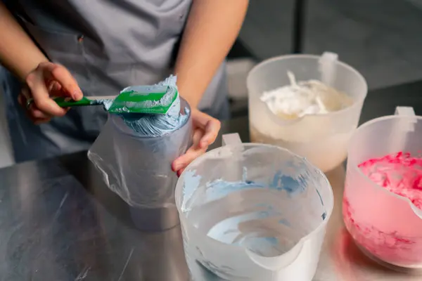 Profesyonel Bir Mutfakta Kadın Fırıncıyı Kapatmak Krema Macununu Pasta Poşetine — Stok fotoğraf