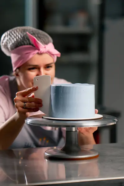 Padeiro Feminino Uma Cozinha Profissional Distribui Creme Azul Bolo Esponja — Fotografia de Stock
