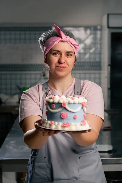 Profesyonel Bir Mutfakta Kadın Bir Fırıncı Elinde Bitirilmiş Bir Pastayla — Stok fotoğraf