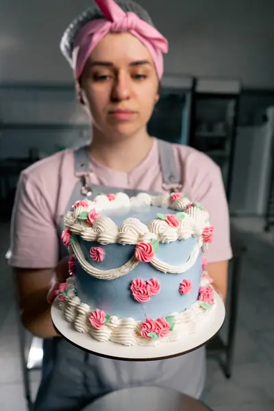 Profesyonel Bir Mutfakta Kadın Bir Fırıncı Elinde Bitirilmiş Bir Pastayla — Stok fotoğraf