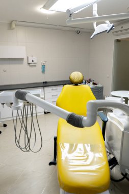 Diş muayenehanesi beyaz steril robotlar için hazır hasta ve beyaz ekipmanlar için sarı sandalye