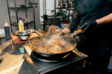 Kızartma tavasına yakın çekim. Fırında yumurta ve et var. Ziyafet neredeyse hazır.