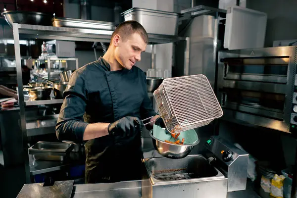 Chef Kitchen Establishment Pours Sweet Potatoes Fryer Bowl Cooling — Stock Photo, Image