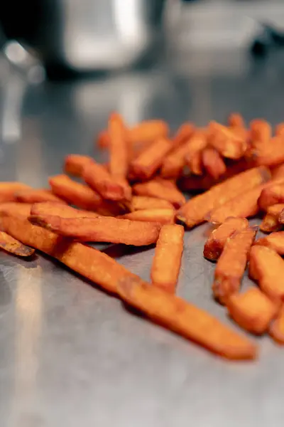 Крупным Планом Оранжевого Сладкого Картофеля Лежащего Металлическом Столе Охлаждения Пищи — стоковое фото