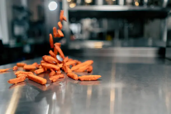 Nahaufnahme Orangefarbener Süßkartoffeln Die Auf Einem Metalltisch Liegen Zum Kühlen — Stockfoto