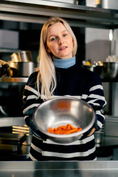 Young Girl Kitchen Stands Holds Out Bowl Sweet Potato Demonstrating — Stock Photo, Image