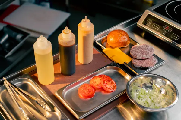 Der Restaurantküche Gibt Alle Zutaten Einen Burger Zusammenzustellen — Stockfoto
