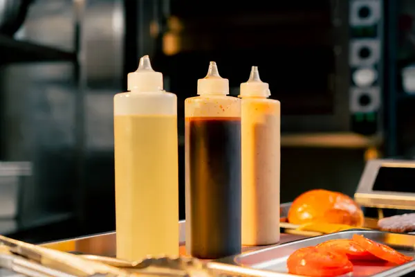 Der Restaurantküche Gibt Soße Und Alle Zutaten Für Einen Burger — Stockfoto