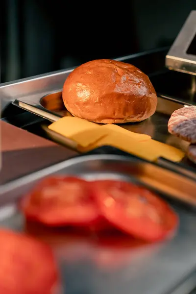 Close Keukentafel Van Het Etablissement Een Halve Hamburgerbroodje Naast Kaas — Stockfoto