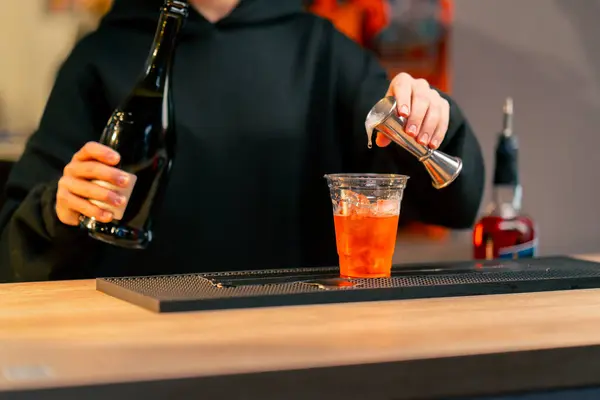 Bardaki Genç Bir Kızın Bardağını Boydan Boya Alkol Bardağıyla Doldurur — Stok fotoğraf