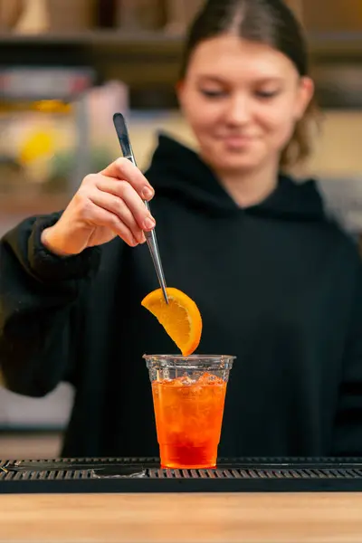 Detail Mladé Dívky Pultu Baru Procesu Přidávání Pomerančových Plátků Koktejlu — Stock fotografie